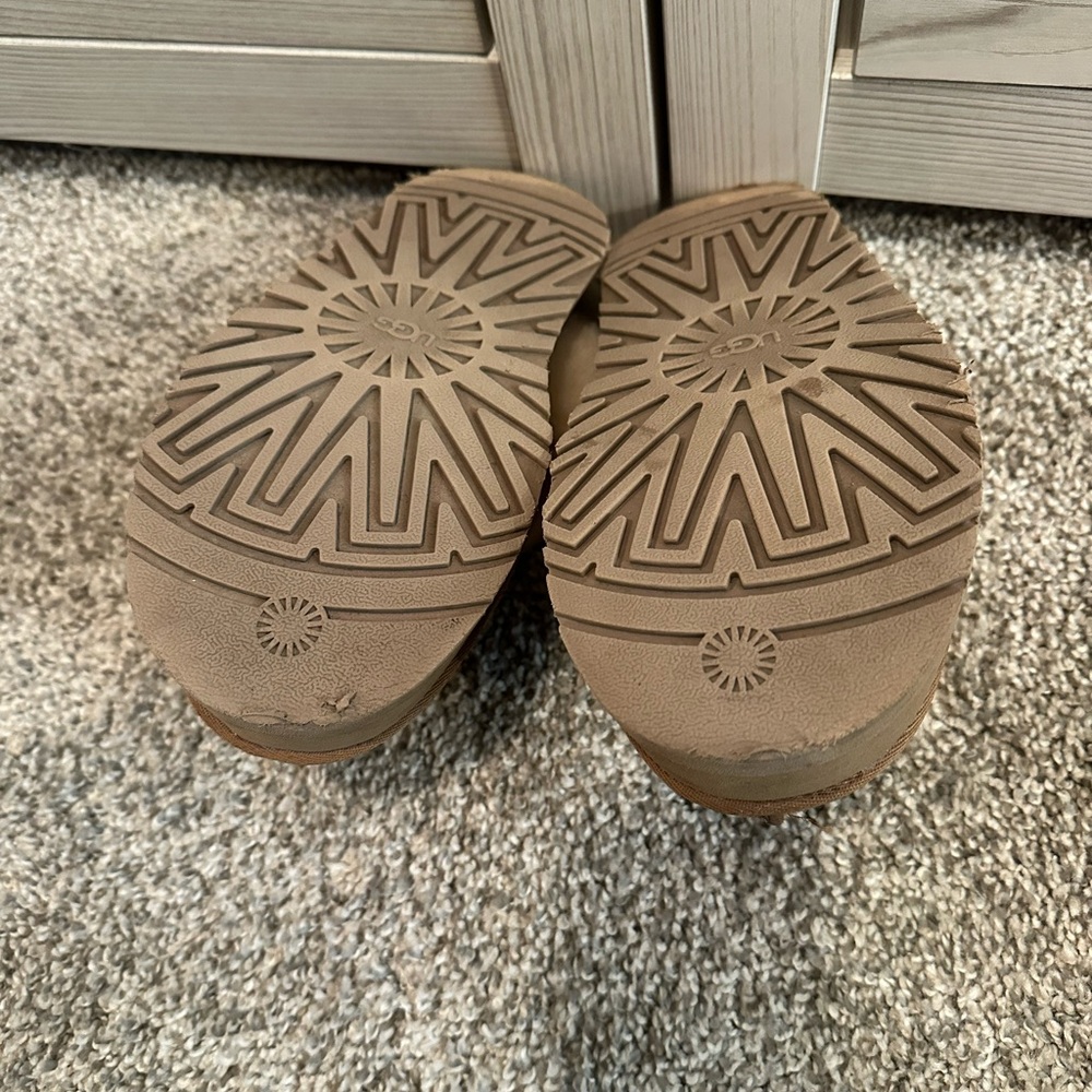 Ugg brand women’s platform clogs (size 7) - Picture 3 of 8